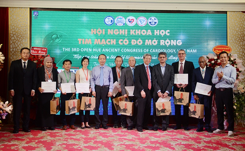 Phó Chủ tịch UBND tỉnh Phan Quý Phương (thứ 5, bên trái sang) cùng thành viên Ban tổ chức trao chứng nhận tham gia cho các chuyên gia quốc tế 