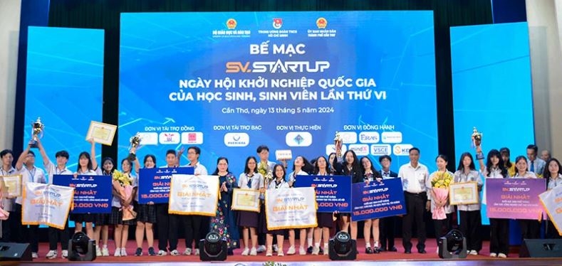   Trao thưởng các dự án đoạt giải nhất Cuộc thi học sinh, sinh viên với ý tưởng khởi nghiệp.