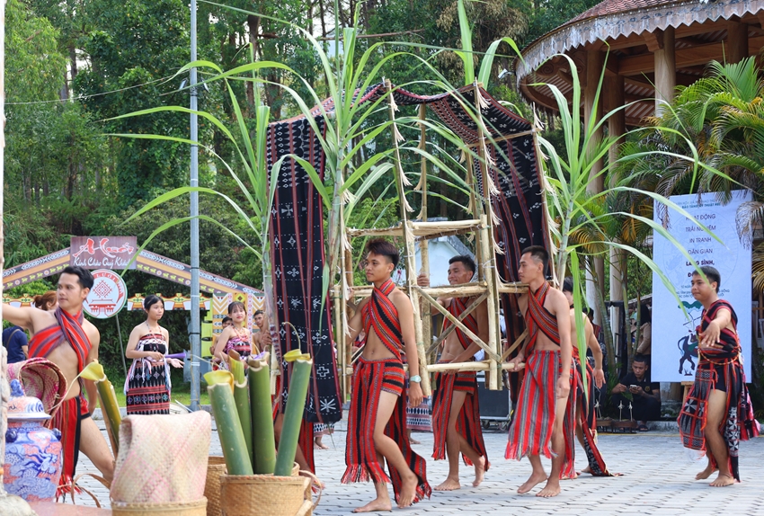Lễ hội Tậc Ka Coong chính là tinh hoa văn hóa mang giá trị nhân văn sâu sắc giữa con người với ngọn núi, cánh rừng, con sông, dòng suối