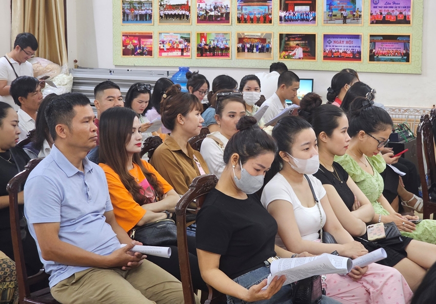 Các chủ thuyền, diễn viên, nhạc công tham gia hội nghị nghe phổ biến quy chế mới về biểu diễn ca Huế 