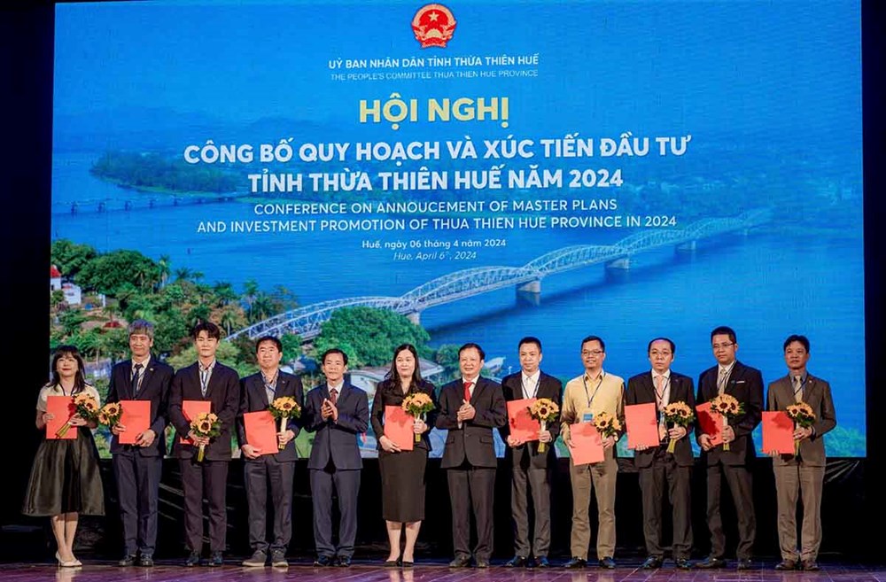 Lãnh đạo tỉnh Thừa Thiên Huế trao quyết định chấp thuận chủ trương đầu tư cho các doanh nghiệp tại Hội nghị xúc tiến đầu tư năm 2024. Ảnh: L.HOÀNG