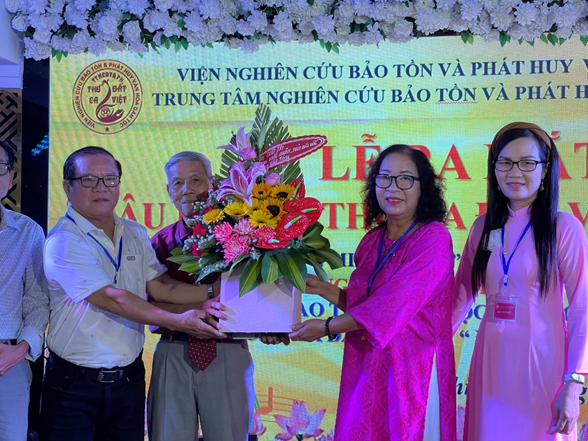 Chủ nhiệm Tôn Nữ Thanh Xuân đại diện CLB thơ ca Đất Việt xứ Huế nhận hoa chúc mừng