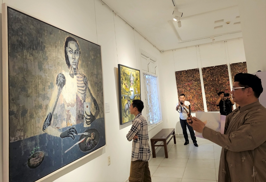 Những tác phẩm thắng giải UOB Painting of the year 2023 cuốn hút người xem khi được trưng bày tại Huế