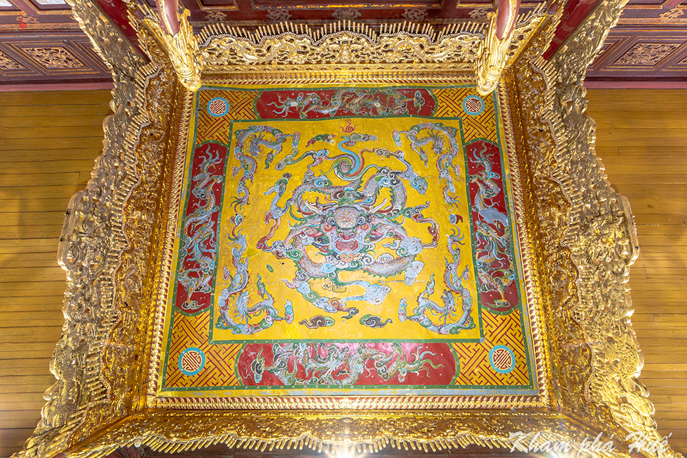 In Nguyễn Dynasty architecture, dragons were intricately carved into the columns, roofs, and gateways of imperial palaces and temples.