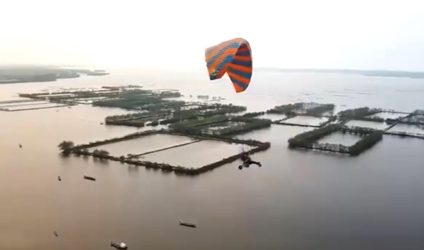  A unit specialized in paragliding surveyed Tam Giang Lagoon in early 2024. Photo: Cut from a video