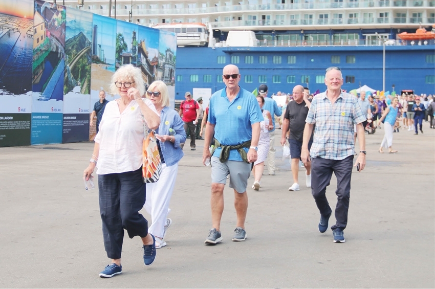 Foreign tourists come to Hue by cruise ship 