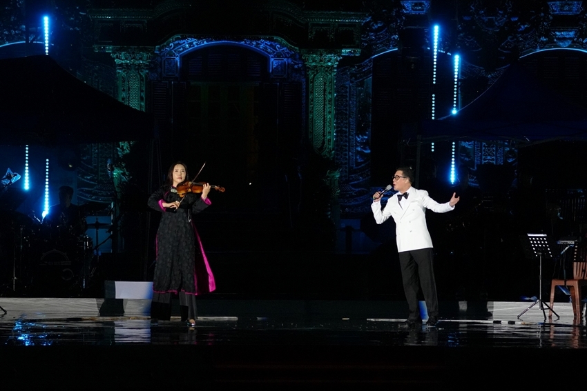  Quang Dung, singer, and Korean violinist Jmi Ko during the "Dialogue with Trinh Cong Son – Love Found" music night