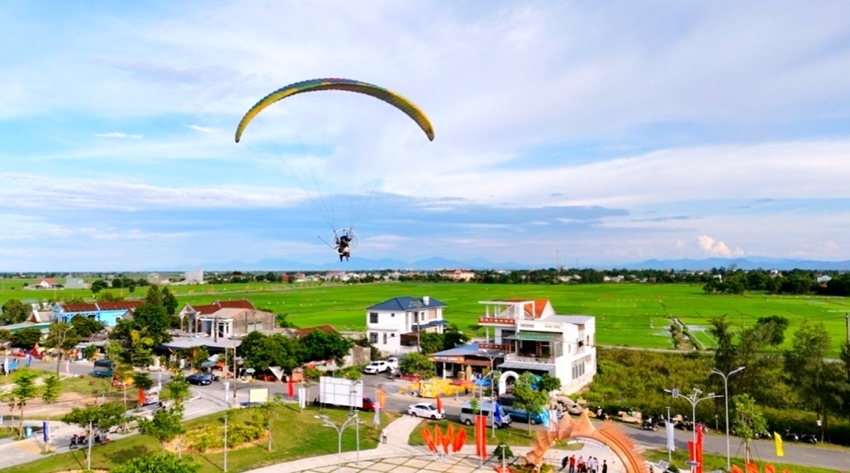  A paraglider was being steered towards the Tam Giang Lagoon area. Photo: TAM DUC