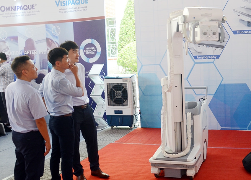  Các đại biểu tham quan sản phẩm kỹ thuật hình ảnh y học được giới thiệu tại hội nghị