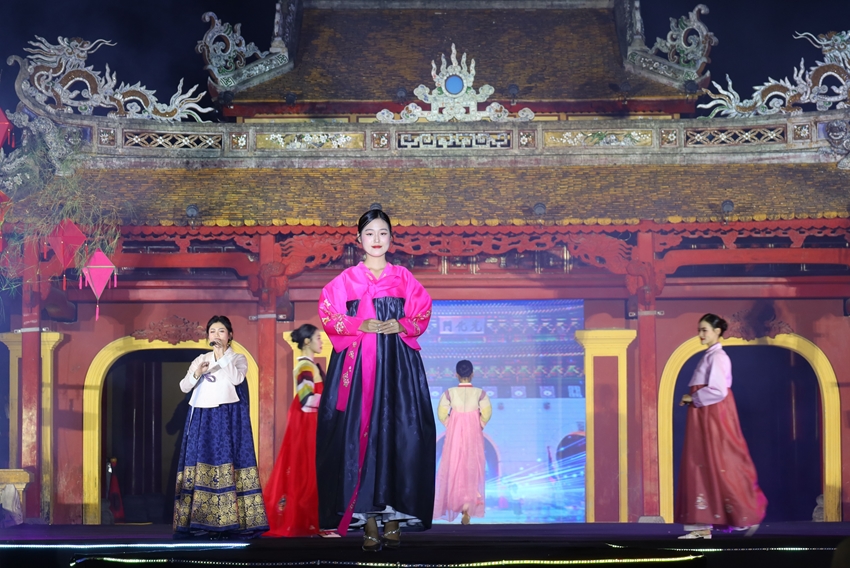 Những bộ Hanbok Hàn Quốc lộng lẫy trên sàn diễn 