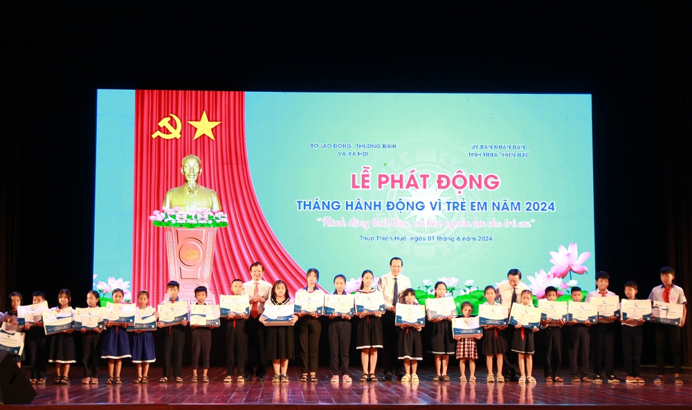 Phó Thủ tướng Trần Hồng Hà, Bộ trưởng Bộ LĐTBXH Đào Ngọc Dung và Bí thư Tỉnh ủy Thừa Thiên Huế Lê Trường Lưu trao các phần quà thiết thực cho trẻ em tại Lễ Phát động Tháng hành động vì trẻ em năm 2024