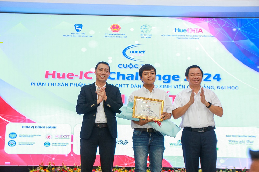 The Organizing Committee awarded the First Prize for the IT Creative Products competition to college and university students during the program.