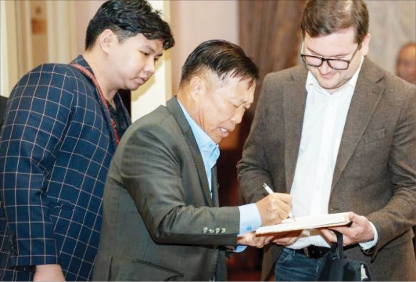  Giving his autograph to audiences 
