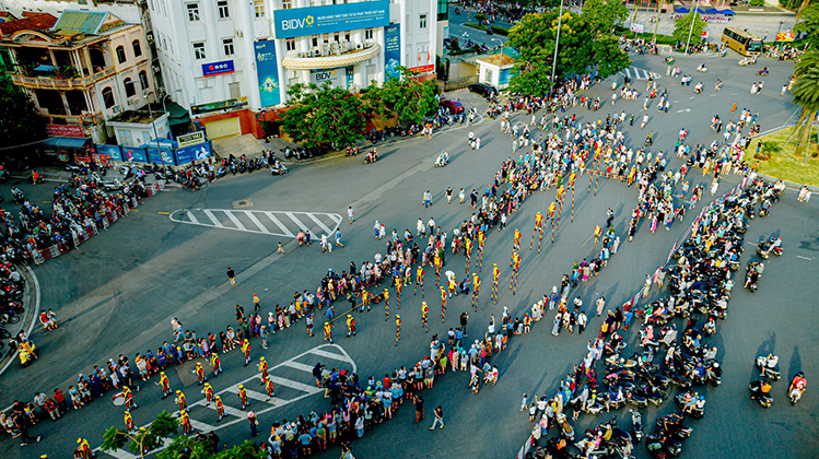 The street festival attracts a large number of locals and visitors