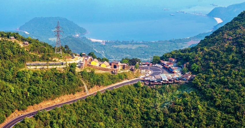  Photo angle of Hai Van Pass from north to south. Photo: Nguyen Phong