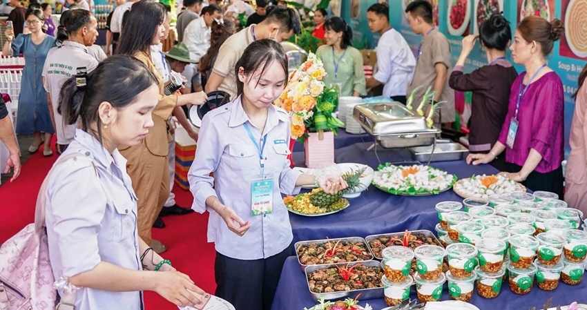  Many people and tourists come to experience and enjoy vegetarian cuisine at the Vegetarian Food Festival - Hue Festival 2024