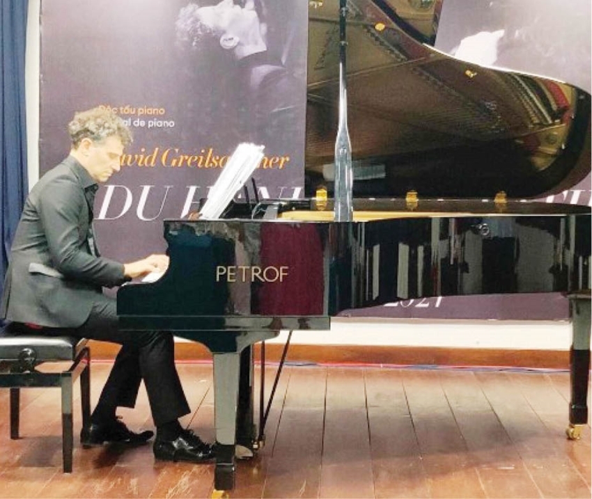 David Greilsammer, the renowned French pianist, performed at Hue Academy of Music