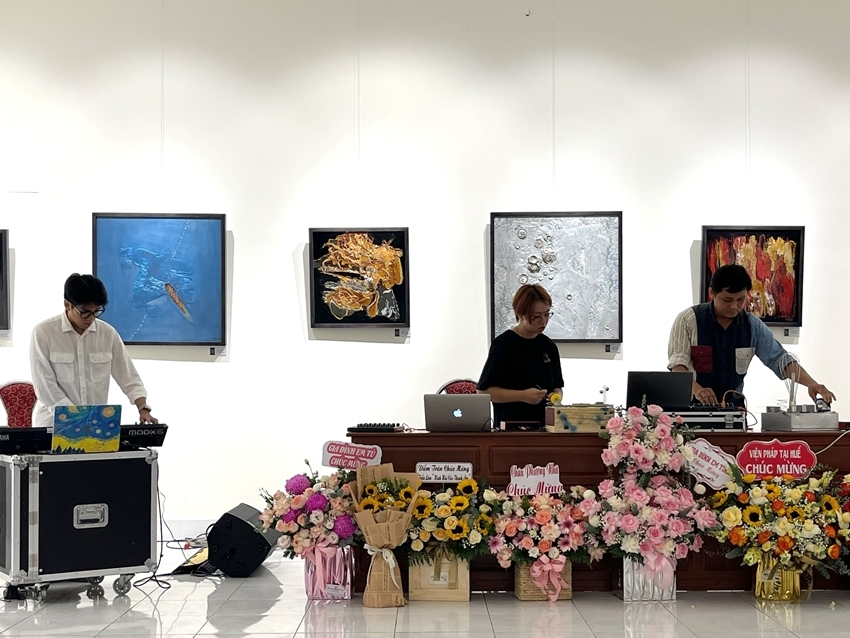  Vo Ha Hanh Nhan and friends perform contemporary art