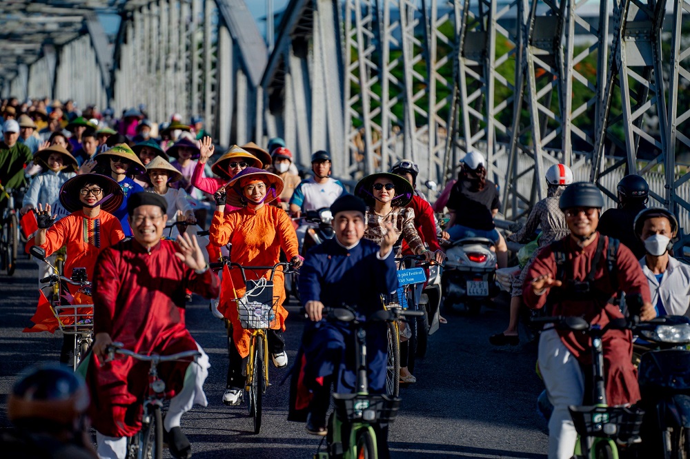 The "Ao Dai Cycling for the Environment 2024" event attracted more than 200 participants.