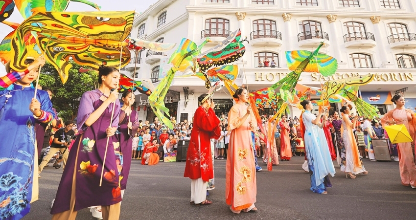 A Hue kite team in the street festival program at Hue Festival 2024. Photo: Nguyen Phong