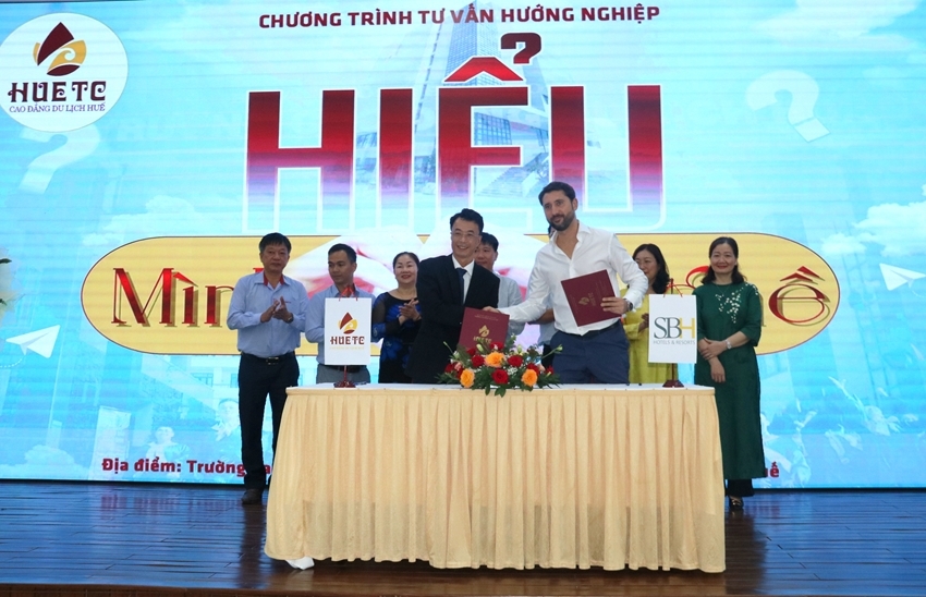  Hue Tourism College signing a cooperation agreement with businesses in training.