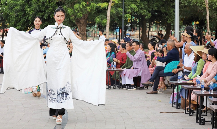 Trình diễn áo dài đến công chúng như một cách lan tỏa nét đẹp văn hóa 