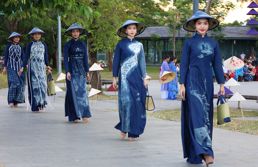 Các người mẫu trình diễn trong chiều 29/6, trong tay là túi xách được làm ra từ làng nghề đệm bàng Phò Trạch 