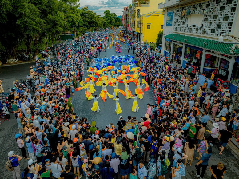 Lễ hội đường phố trong khuôn khổ Festival Huế thu hút đông đảo người dân và du khách - Ảnh: VGP