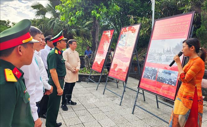 Đại biểu tham quan triển lãm. 