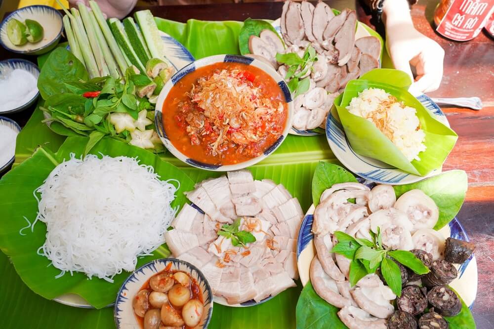 Những con cá kình nhỏ, vảy còn lấp lánh đã được ngấu muối, lên men, từ đó tạo nên món mắm đặc sản nức tiếng xứ Huế. Ảnh: Mắm rò bà Mảng