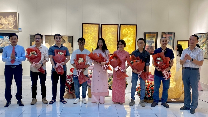 Giving flowers to artists participating in the exhibition