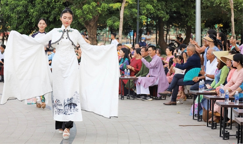 Ao dai performances being a way to disseminate the cultural beauty to the public