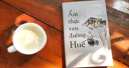  Bìa sách “Ẩm thực ven đường Huế”