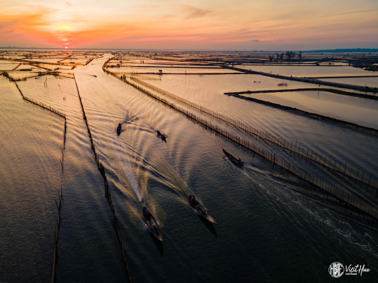 The tour for experiencing Tam Giang Lagoon