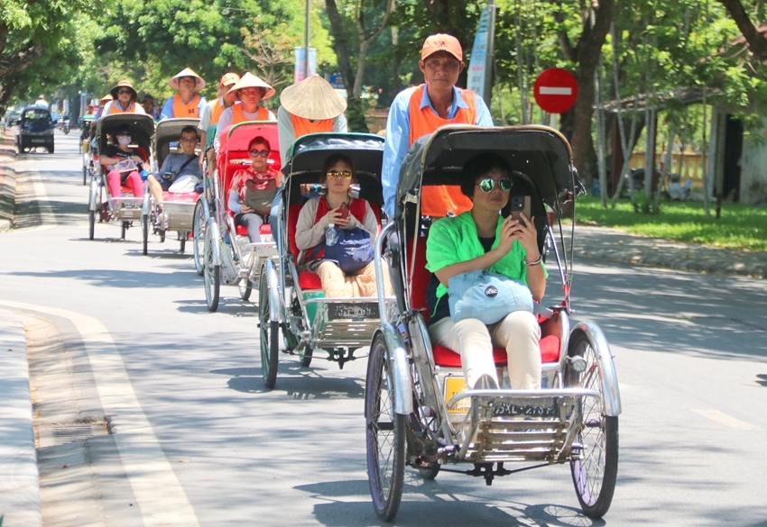 Tourists experiencing cyclos when traveling in Hue 