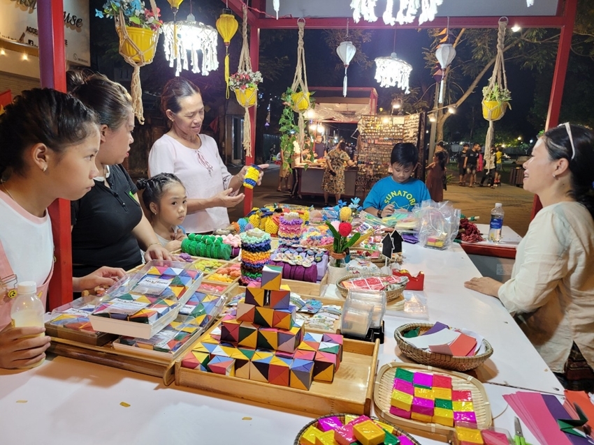 Visitors experienced Hue traditional crafts and specialties at the Imperial City Night Street