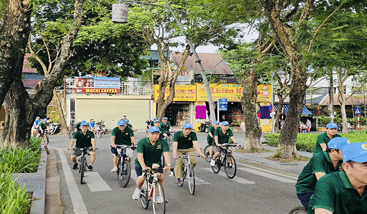 Officers, cycling clubs and locals join in the cycling activity