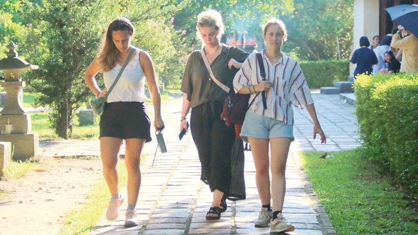 Foreign tourists visiting Thien Mu Pagoda