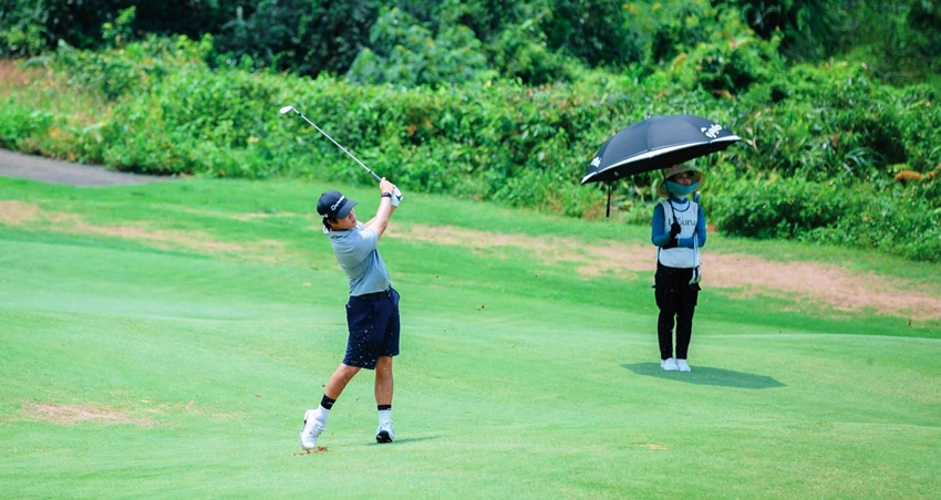   Khách chơi golf trên sân của Laguna Golf Lăng Cô. Ảnh: Laguna Golf Lăng Cô