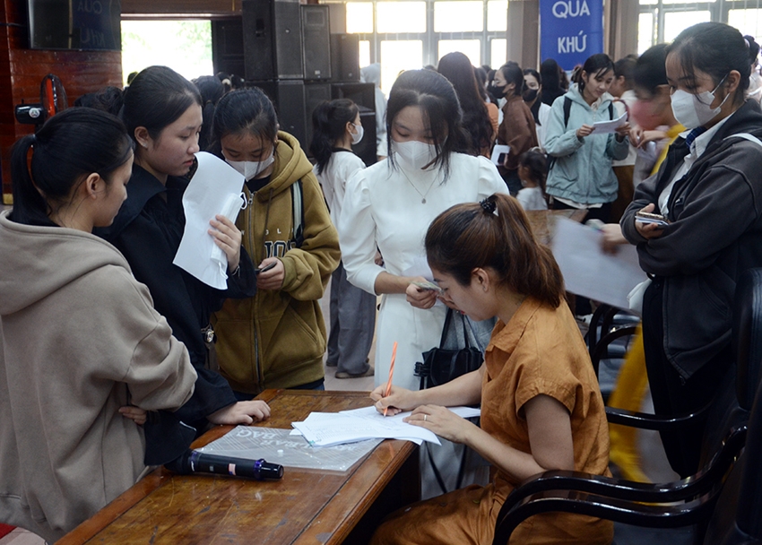 Thí sinh làm thủ tục thi năng khiếu vào Trường đại học Sư phạm, Đại học Huế năm 2024