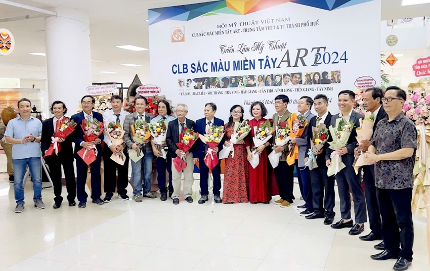 Giving flowers to the artists participating in the exhibition