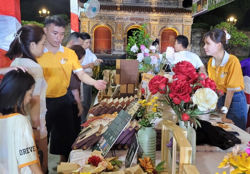 Visitors exploring traditional Hue handicraft products at showcase booths