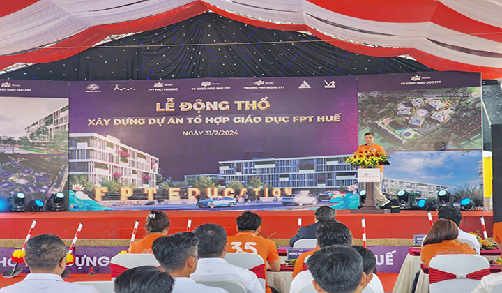 Dr. Le Truong Tung - the Chairman of the Board of FPT University speaks at the ceremony