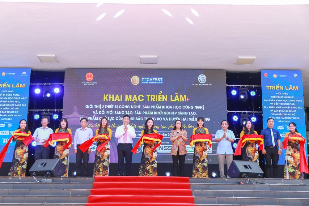 Nghi thức cắt băng Khai mạc Triển lãm