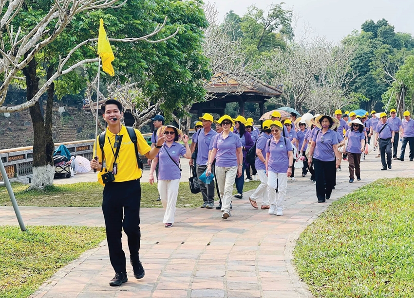   Hướng dẫn viên trẻ Lê Đức Hoàng trong lần hướng dẫn đoàn khách thăm hệ thống di sản Huế