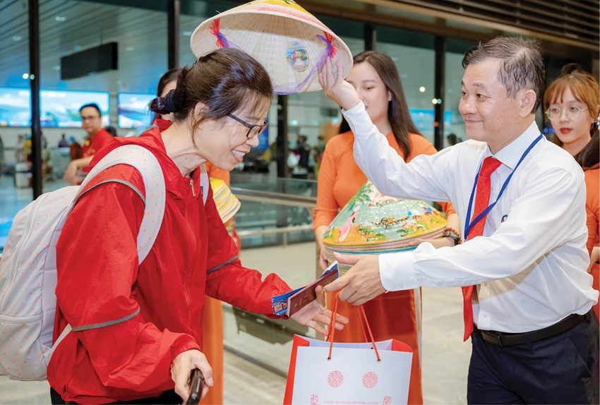 Lãnh đạo Trung tâm Thông tin Xúc tiến Du lịch tặng quà cho du khách đến Huế bằng đường hàng không