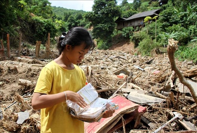 Ngôi nhà của gia đình em Moong Thị Phương Thảo, bản Bình Sơn 1 xã Tà Cạ, huyện Kỳ Sơn, bị lũ cuốn trôi, sách vở hư hỏng nên chưa thể đến trường. Ảnh tư liệu: Văn Tý/TTXVN 