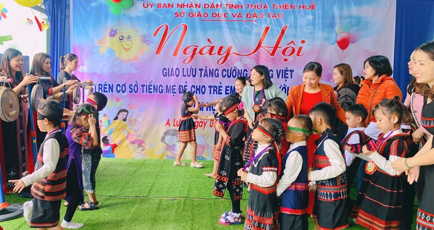  Trẻ em người dân tộc thiểu số tham gia ngày hội giao lưu tăng cường tiếng Việt trên cơ sở tiếng mẹ đẻ