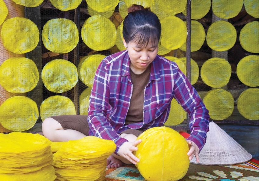  Luu Bao turmeric rice paper is being sold on the market