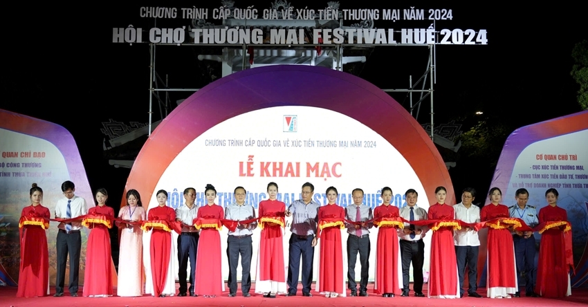 Officials cutting the ribbon to open the Fair